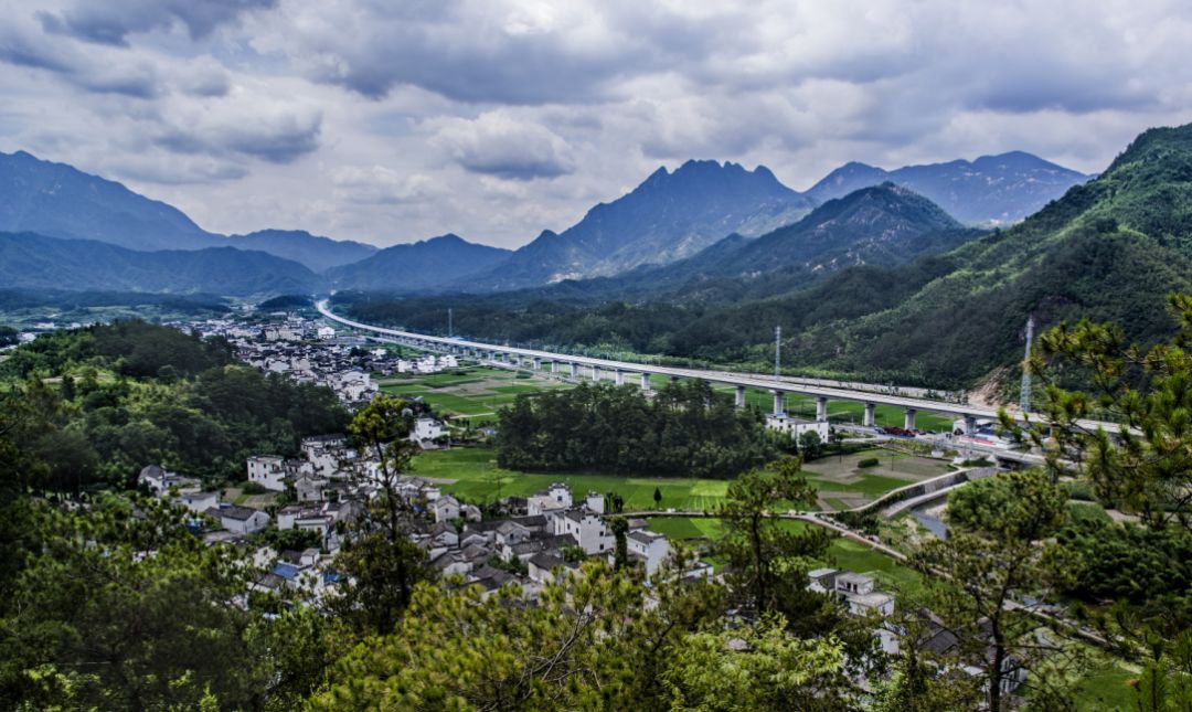 30列車準點到達黃山北站