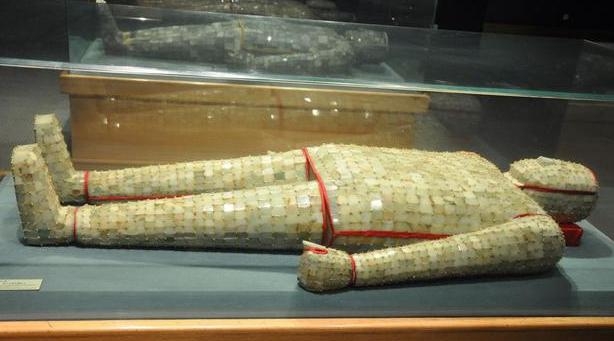 为自己手上仿制的"金缕玉衣"开价,当时杨伯达还是原故宫博物院