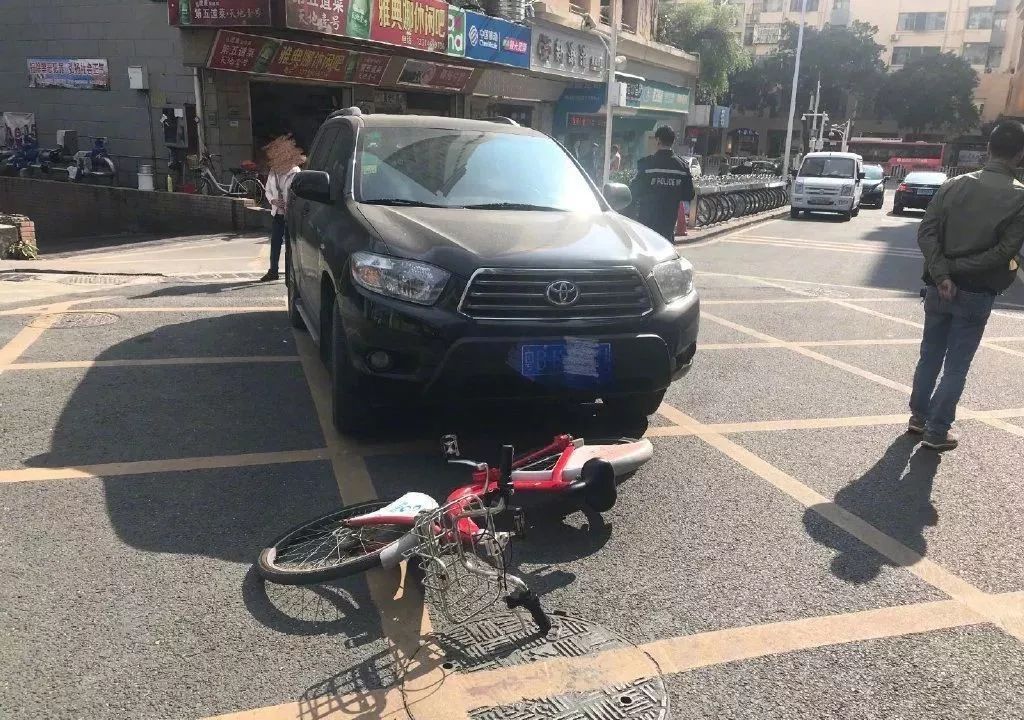 自行车撞扁了轿车车头?交警:场面略显尴尬,但这是真的