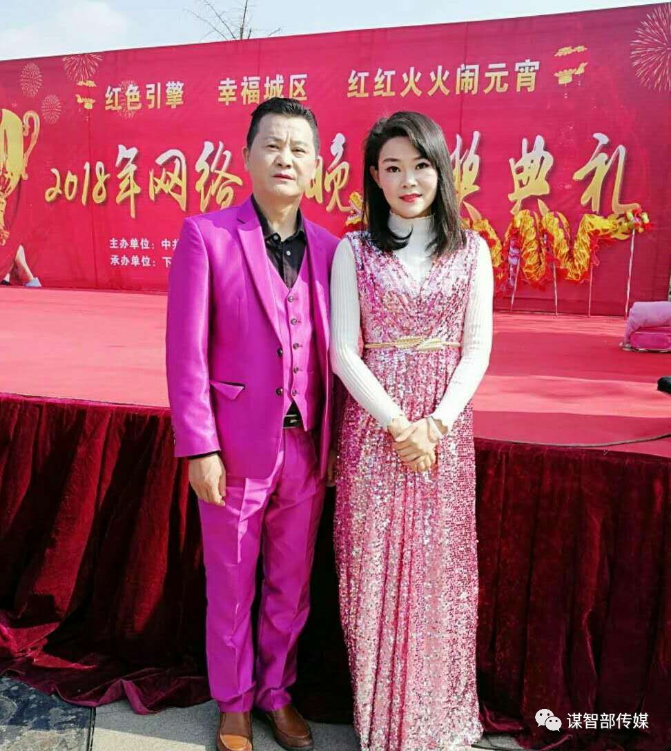 (图:程用文与大冶本土主持人,演员洪一丹合影)