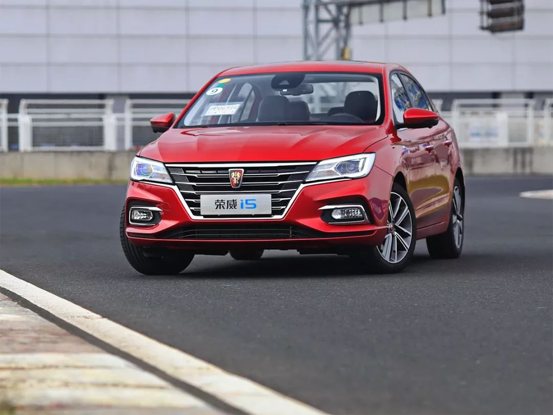 万公里底盘方面,荣威i5采用前麦弗逊式独立悬挂 扭力梁式独立悬挂组合