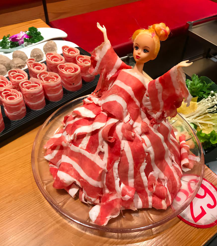 有的火锅店还研究出了升级版——芭比鱼片!