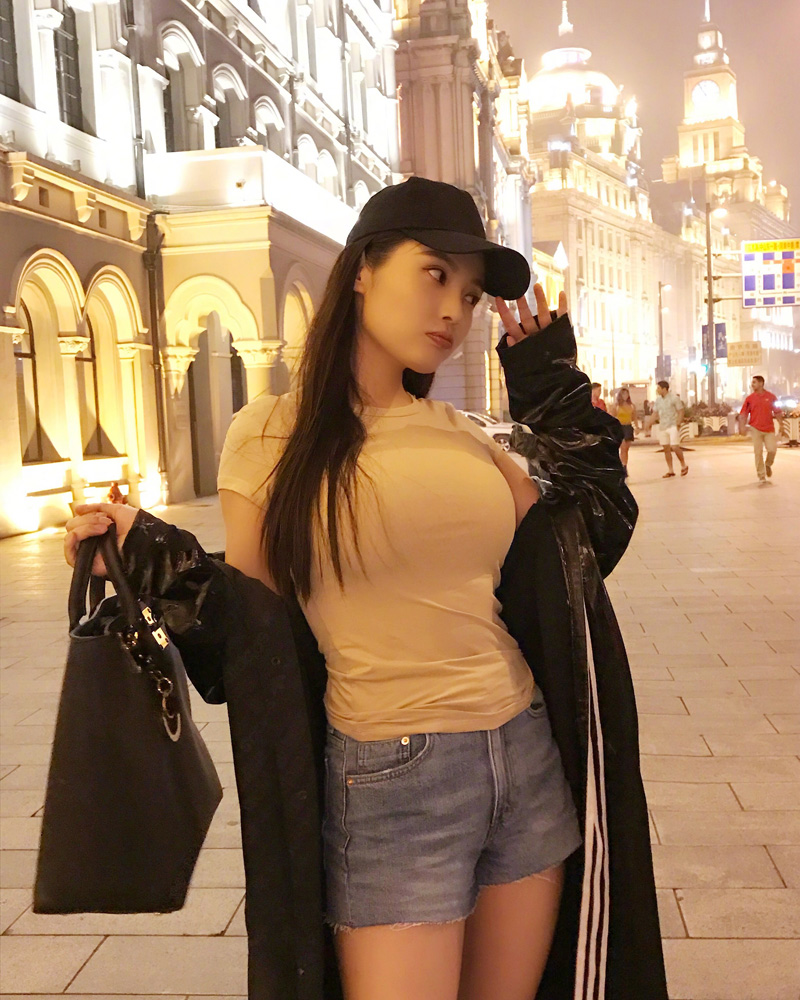 徐冬冬一改以往的性感路线,封胸出镜变身小仙女,一展清新纯洁