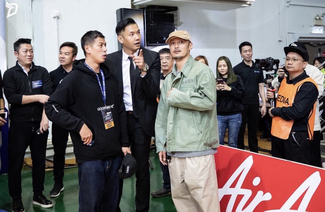 "黑人"陈建州这波新鞋秀的稳!还有好友六叔助阵球场打气!