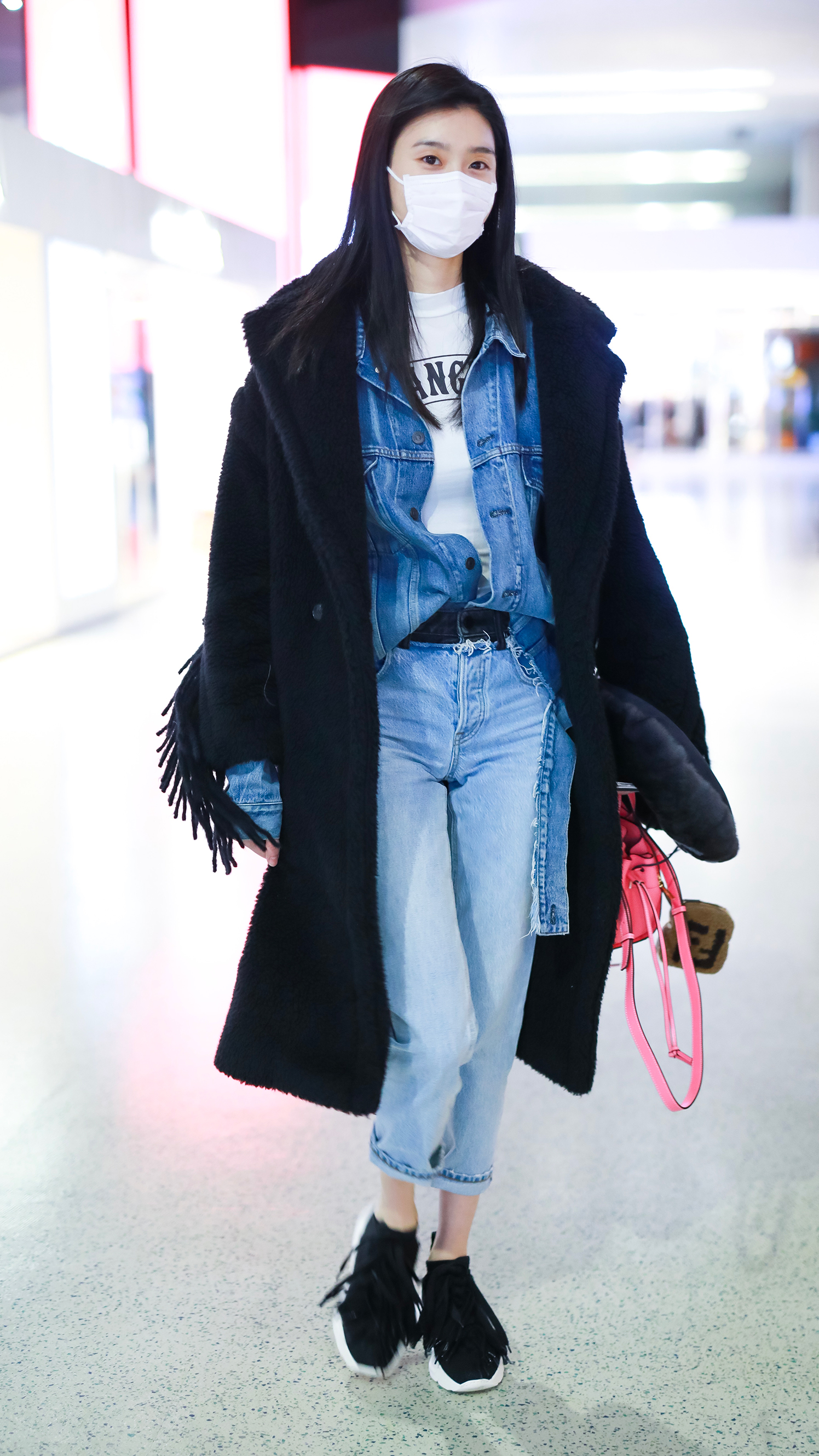 奚梦瑶搭配lace42 sneaker现身机场