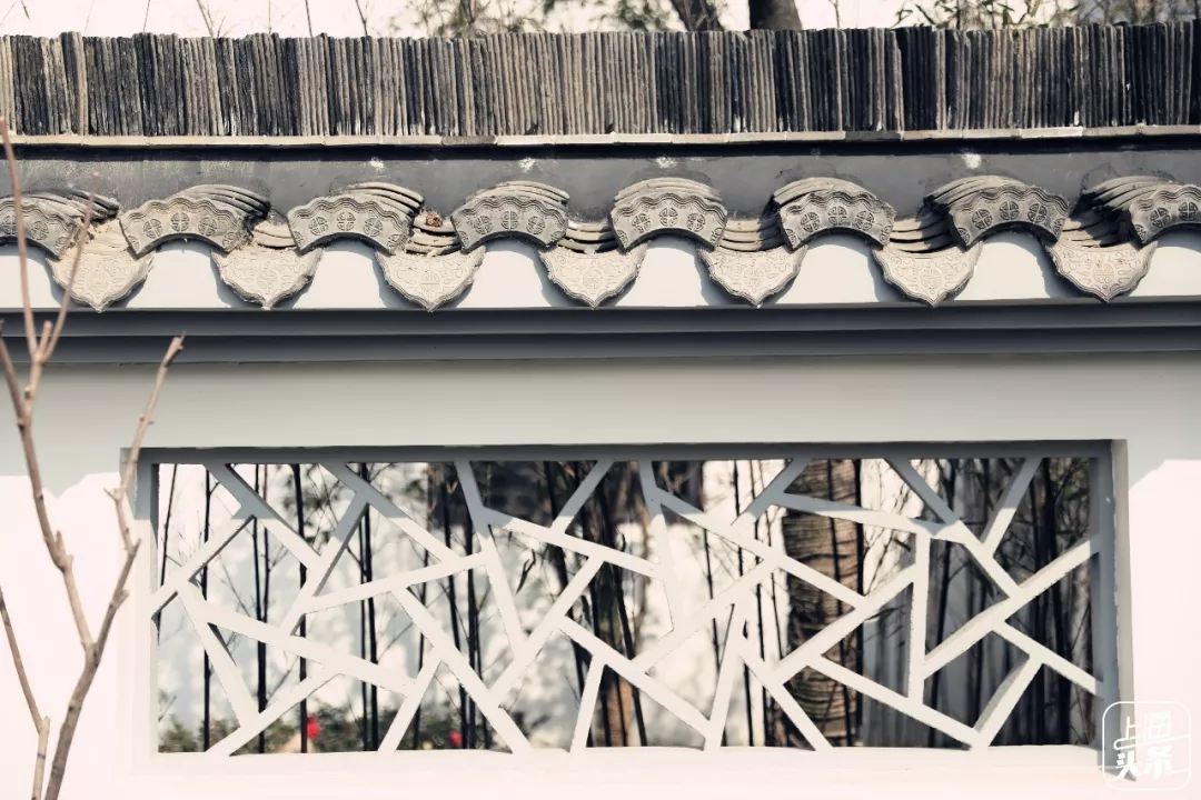 典雅玲珑的翘檐飞角 诉说古韵徽园的青石板 仿佛一幅水墨画卷,在眼前