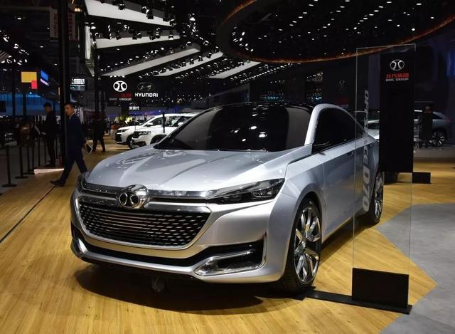 北汽绅宝无边框门轿跑亮相!比凯美瑞还气派,两辐式方向盘成亮点