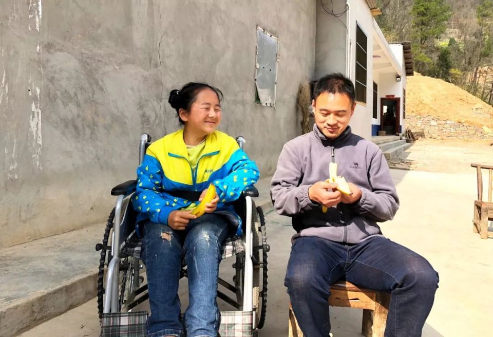 除了给学校里的孩子们上课,袁辉还有个特殊的学生——田艳青.