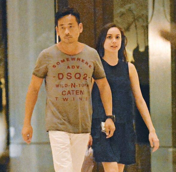 娱乐大亨洗米华携老婆孩子度假罕见露情人纹身太抢镜