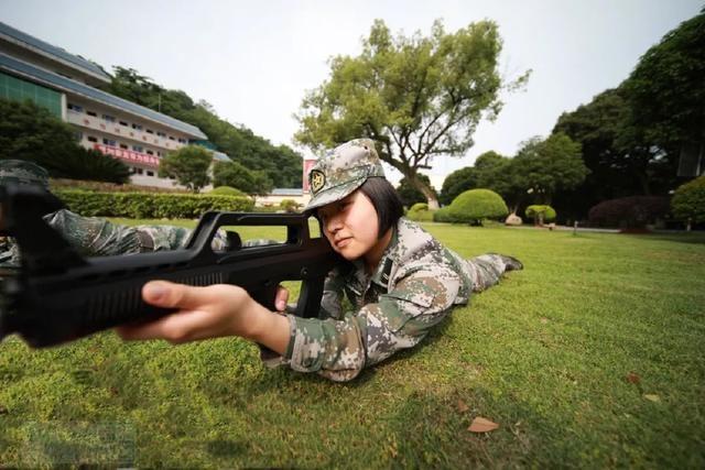 各国女兵宿舍有什么区别美国女兵宿舍很舒适中国管理很严格