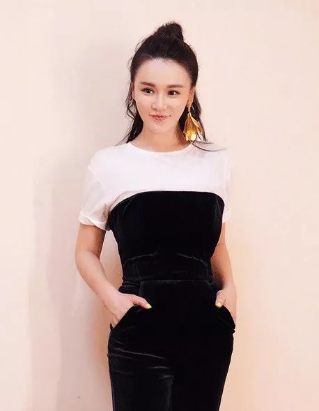 她本可以和奥运冠军的妻子叶一茜或者李安琪一样,在家安稳地相夫教子