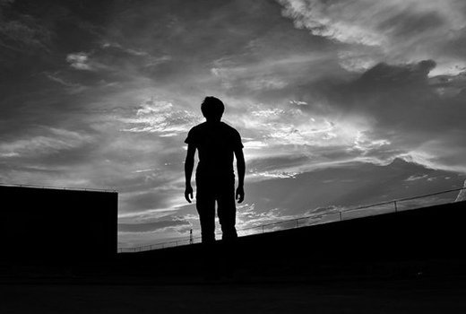 倒影不成影,但留一点朱砂愁眉头,余辉曾照的梦,无处安放的暗伤在夜里