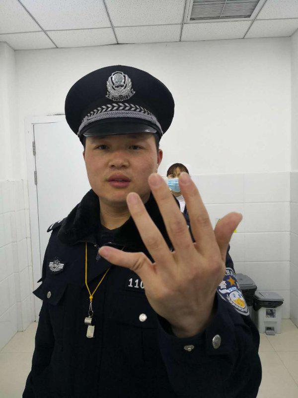 练过功女子暴力抗法竟把警察手指掰折45