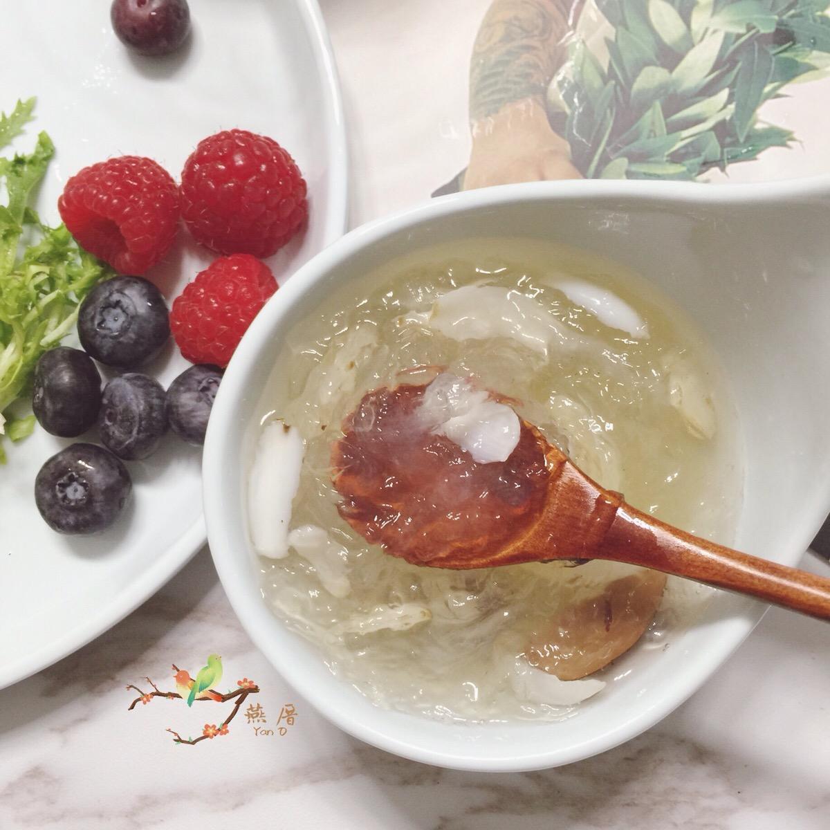 将燕窝,百合放入炖盅,加入纯净水,隔水慢炖20分钟,加入冰糖搅拌 3.