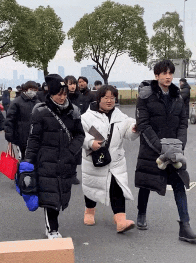 动图中穿着白色羽绒服的就是罗云熙助理,抛开颜值不说,两人保持的都是