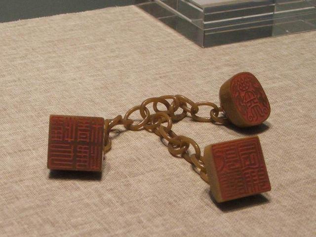 乾隆田黄三连印