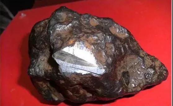 不要以为捡到未知石就是陨石,今天教你如何辨别真假陨石!