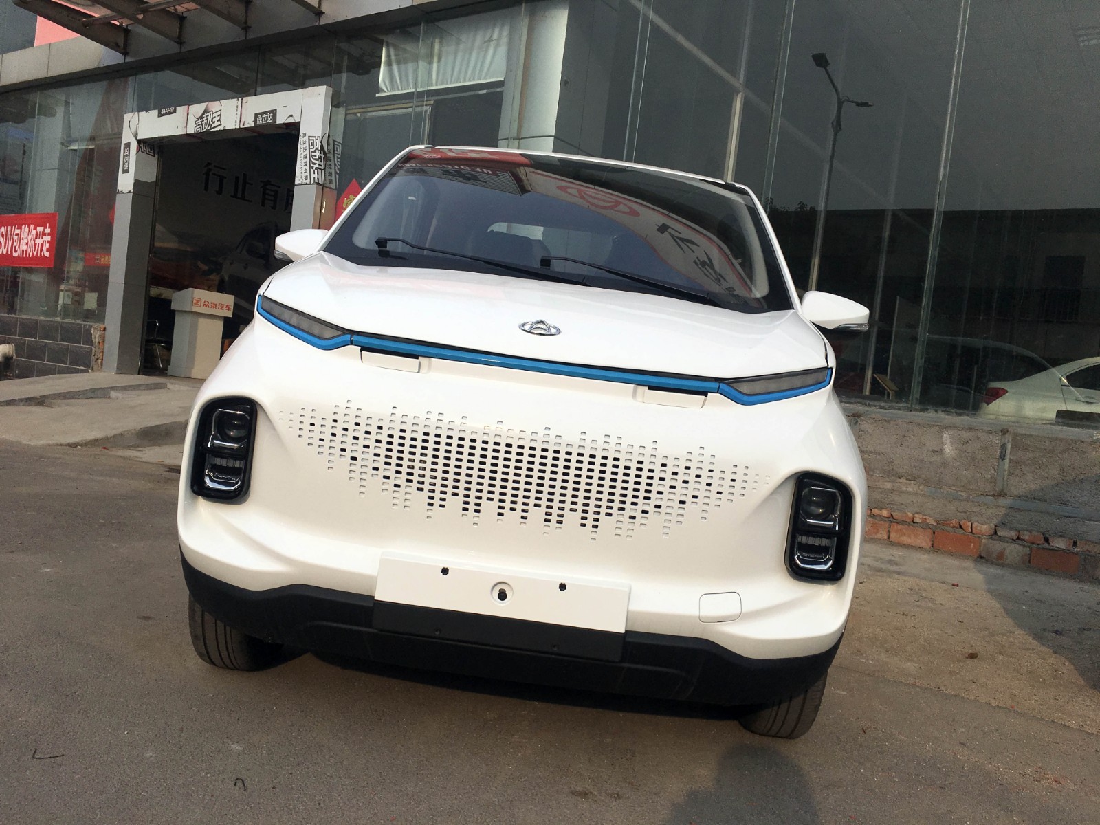 纯电动微型车长安尼欧快充半小时续航里程205km外观是亮点