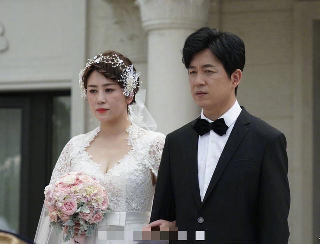 44岁潘粤明终于公布新女友,颜值不输董洁!网友:跟前任没得比