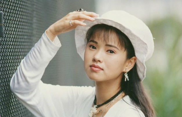 由于原生家庭的影响,伊能静从小生活在一个中年轻女的家庭里,即使自己