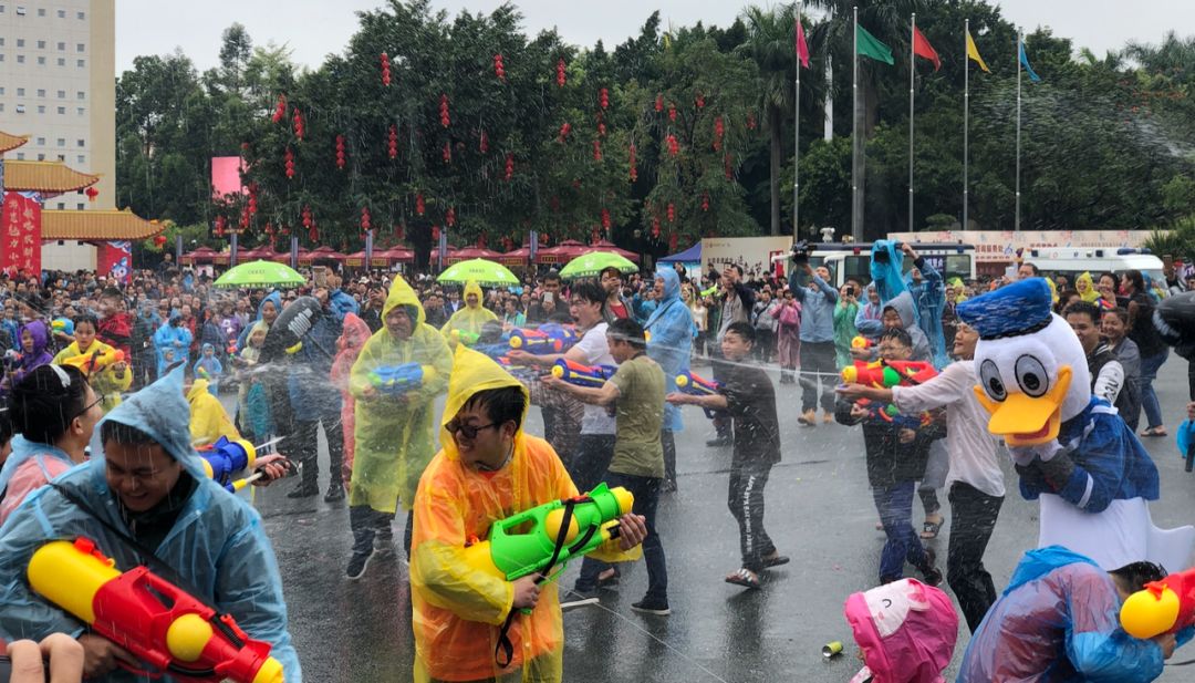 dv现场:2019东莞东坑"卖身节"万人街头射水狂欢