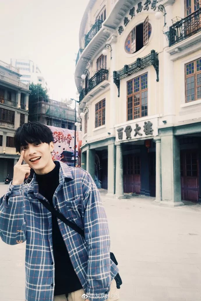 最美网红子望也整成锥子脸了