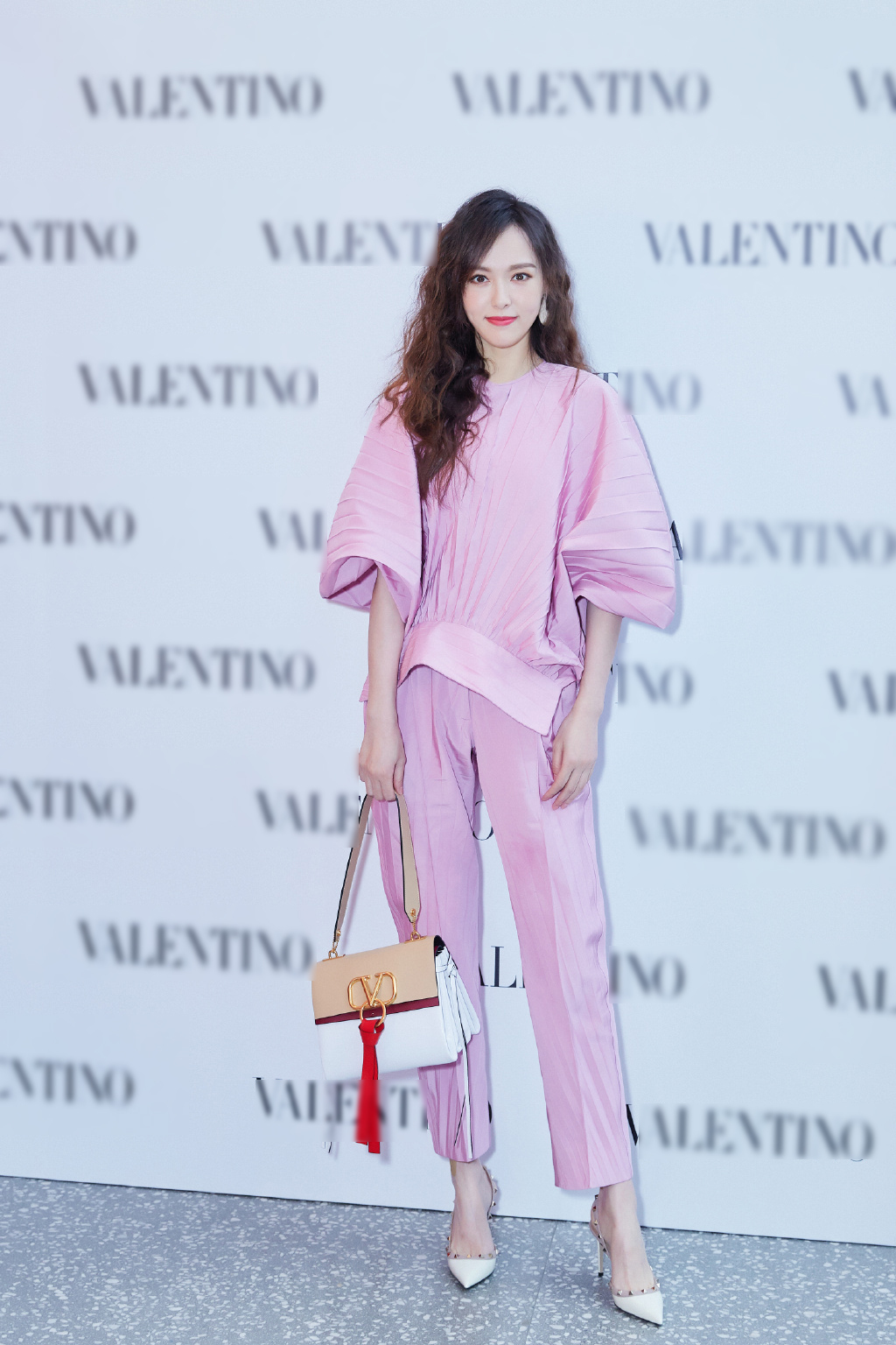 唐嫣穿衣风格很任性卷发配粉衣皱巴巴衣服也能穿出女神范