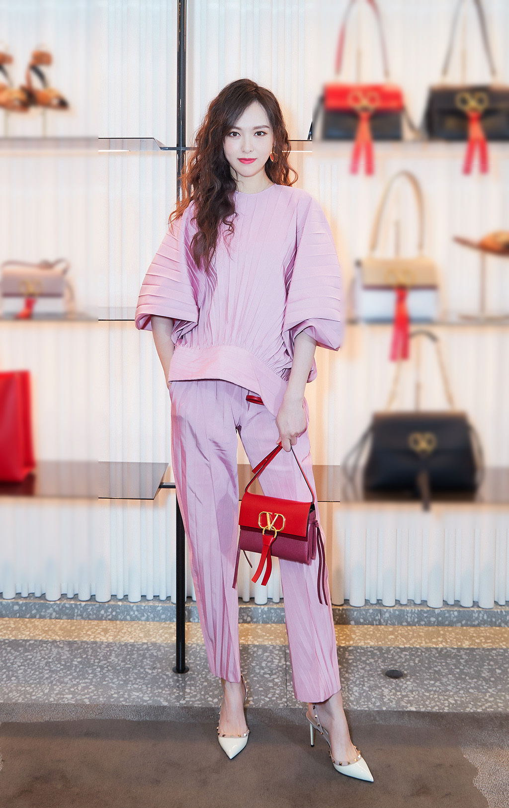 唐嫣穿衣风格很任性卷发配粉衣皱巴巴衣服也能穿出女神范