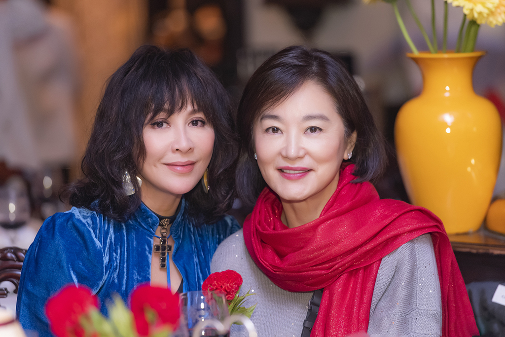 林青霞刘嘉玲关之琳三大女神同场刘嘉玲一身贵气分外抢眼