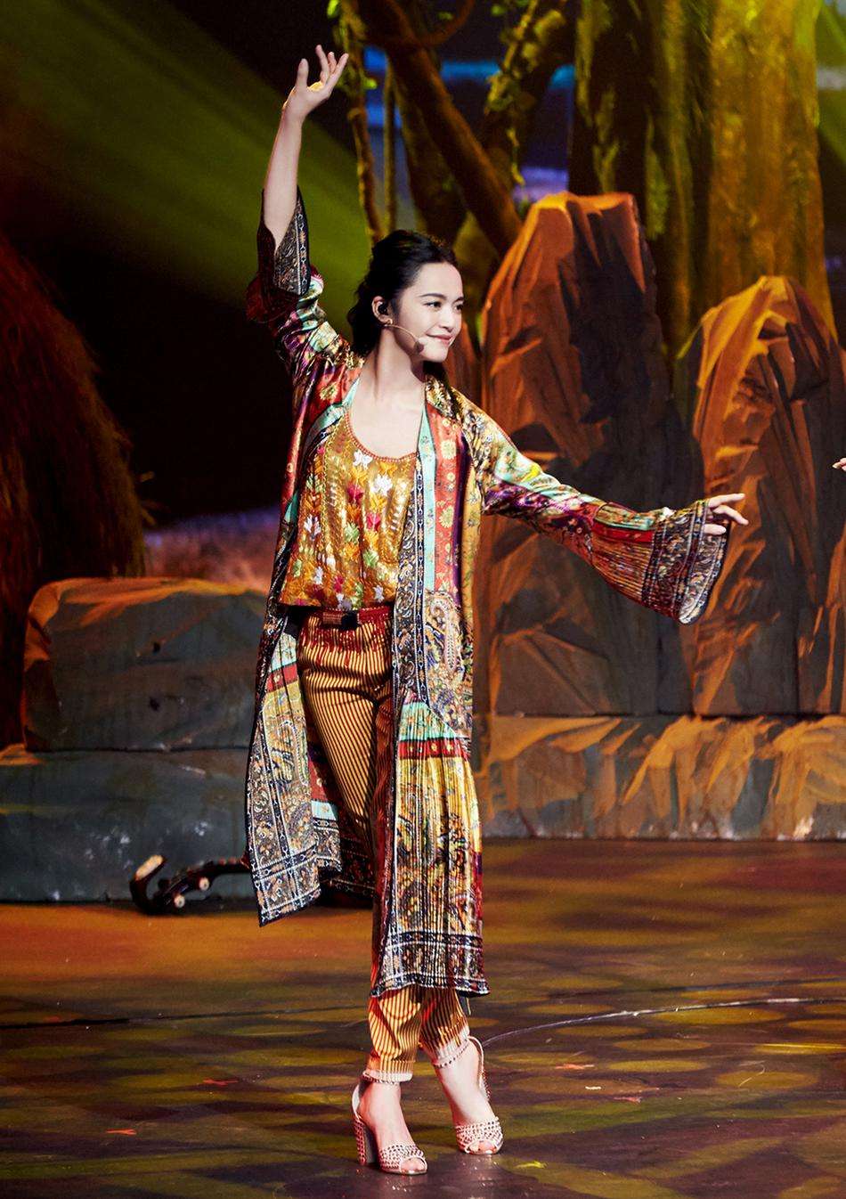 姚晨为你示范职场女精英这样穿都挺好