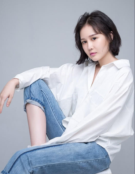 赵一涵赵本山和第二任妻子马丽娟生了一对双胞胎,男孩叫做赵一楠,女孩