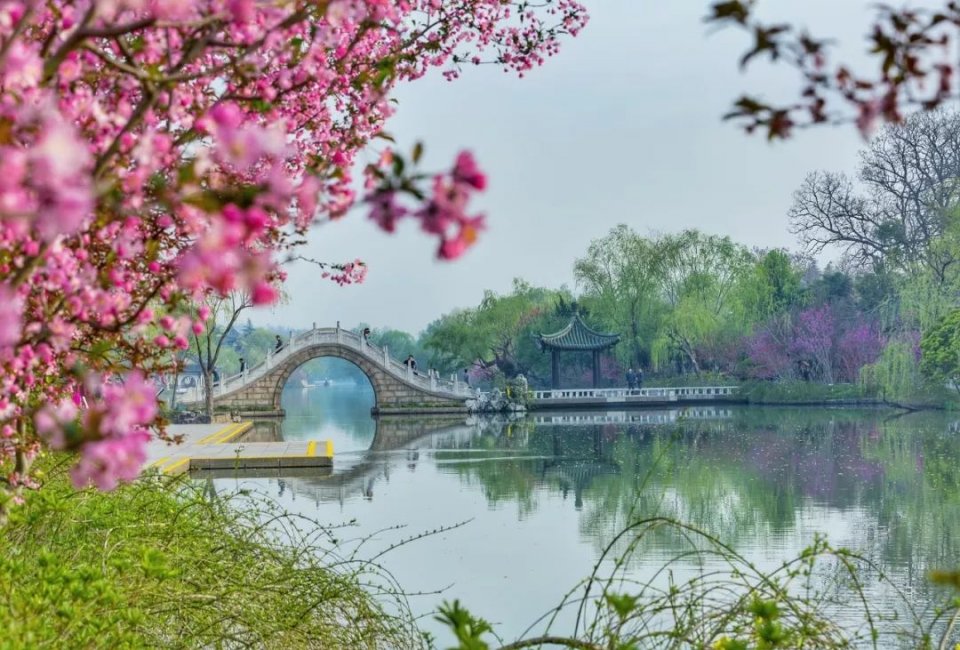 揚州精緻的園林裡,春水初生,春花出綻,和著微風細雨,小橋流水,樓臺間