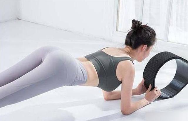 马面式:从跪姿开始,挺直腰背,脚尖点地,将右脚脚背在靠在左大腿前侧