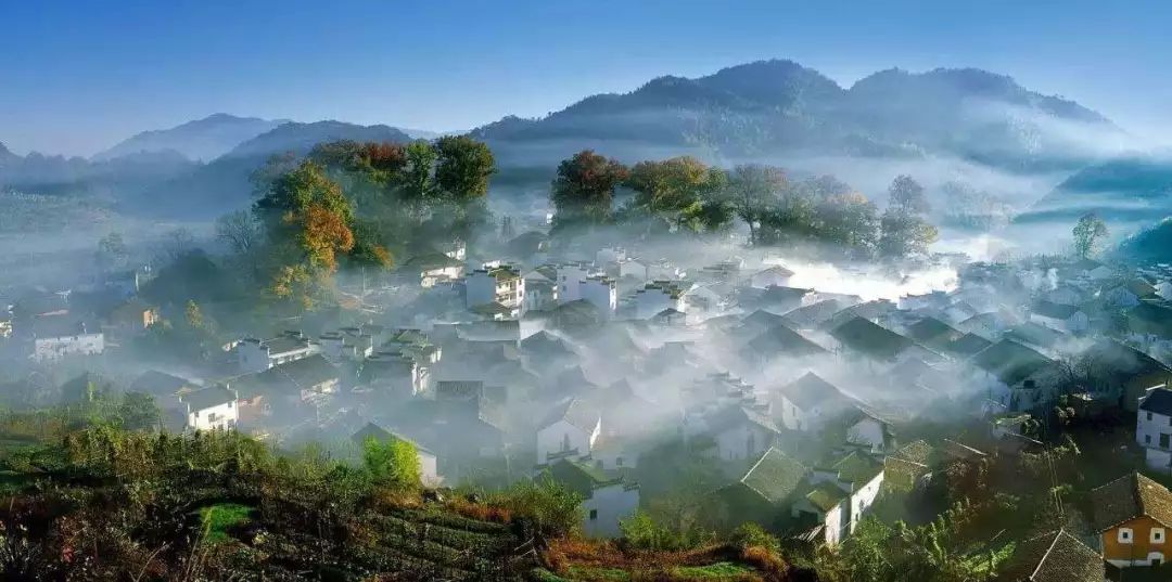 游客景区穿古装吊威亚飞跃水面
