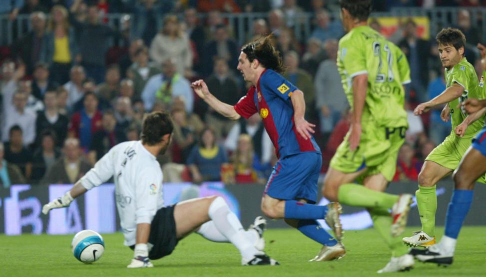 19岁的梅西在2007年对赫塔菲连过五人的进球当选,《世界体育报》将这