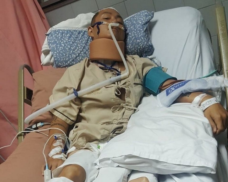 在酒店泳池跳水的时候不幸发生意外,坠下后头部流血,颈椎出现骨折,第