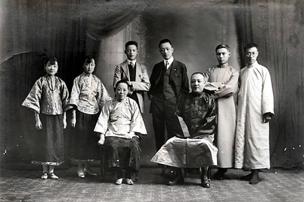 此人被迫加入青帮,按辈分杜月笙是他徒孙,黑白两道都得卖他面子