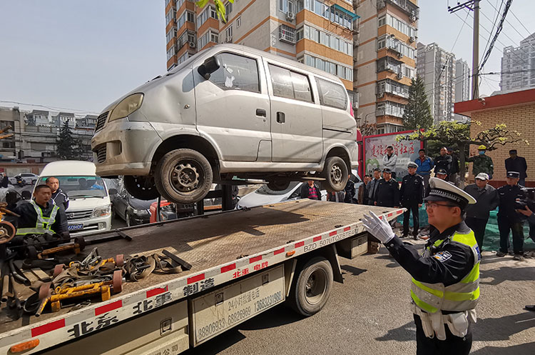 石景山清理"僵尸车" 市民可随时举报