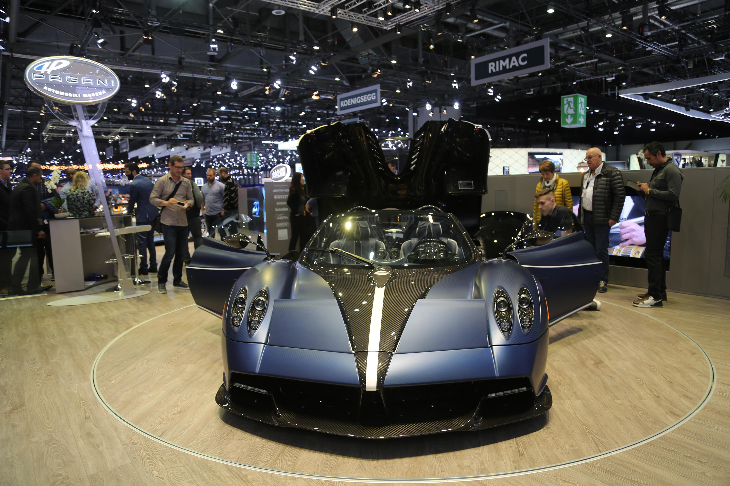 帕加尼hunynaroadster敞篷版日内瓦车展实拍