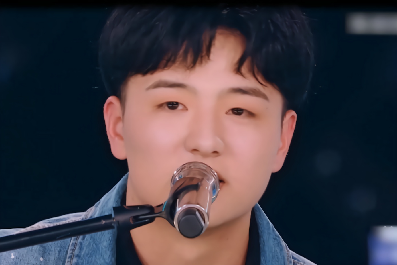 创造营2019:迪丽热巴现场点评赵政豪声音好好听,表示很喜欢