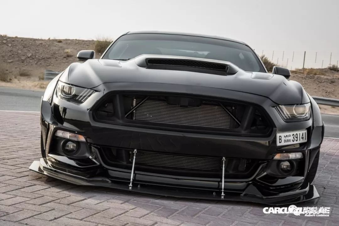 福特mustang改装宽体黑武士,在沙漠之中的姿态更是令人眼前一亮!
