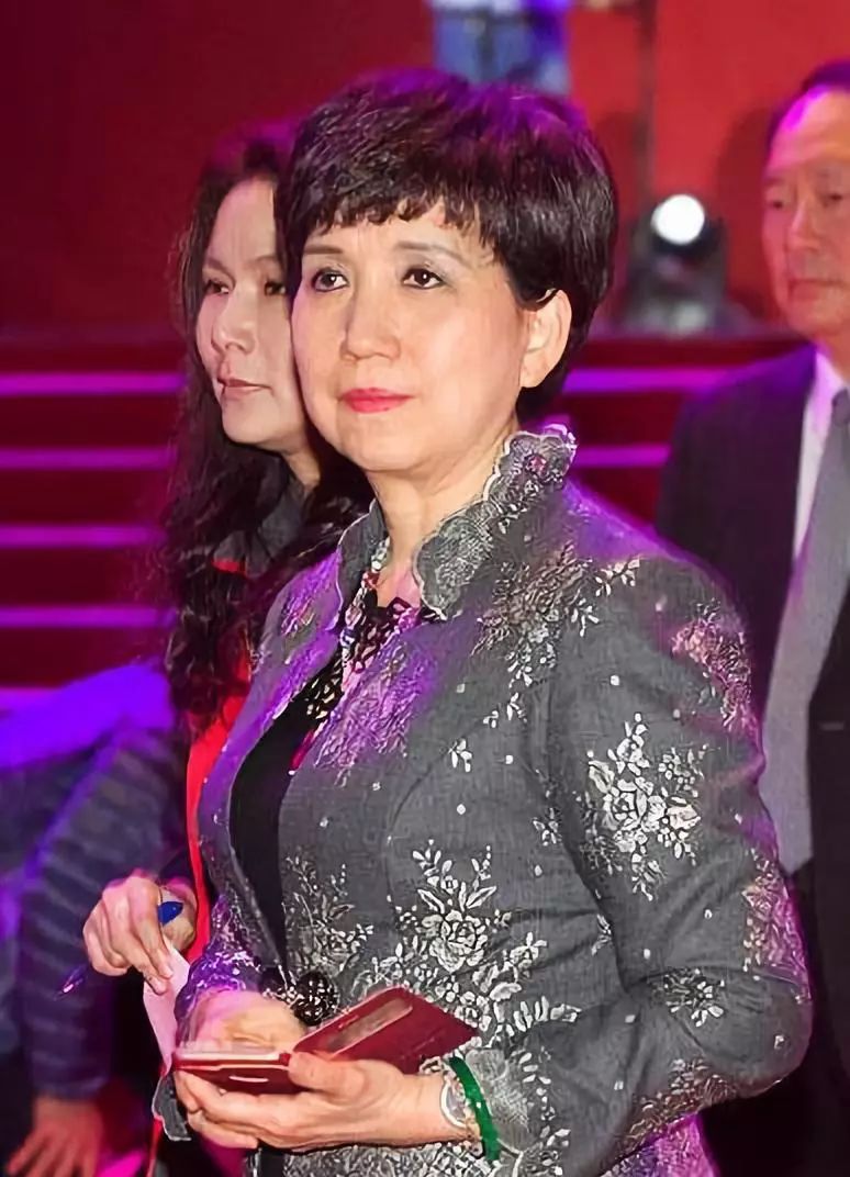 富士康背后的女人,她是鸿海最有权的2号人物,郭台铭花钱得向她要!