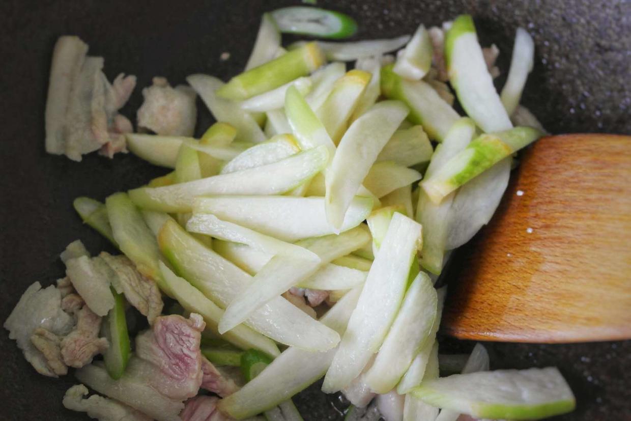 好吃的茭白炒肉,十五分鐘搞定,一道簡單美味的下飯菜