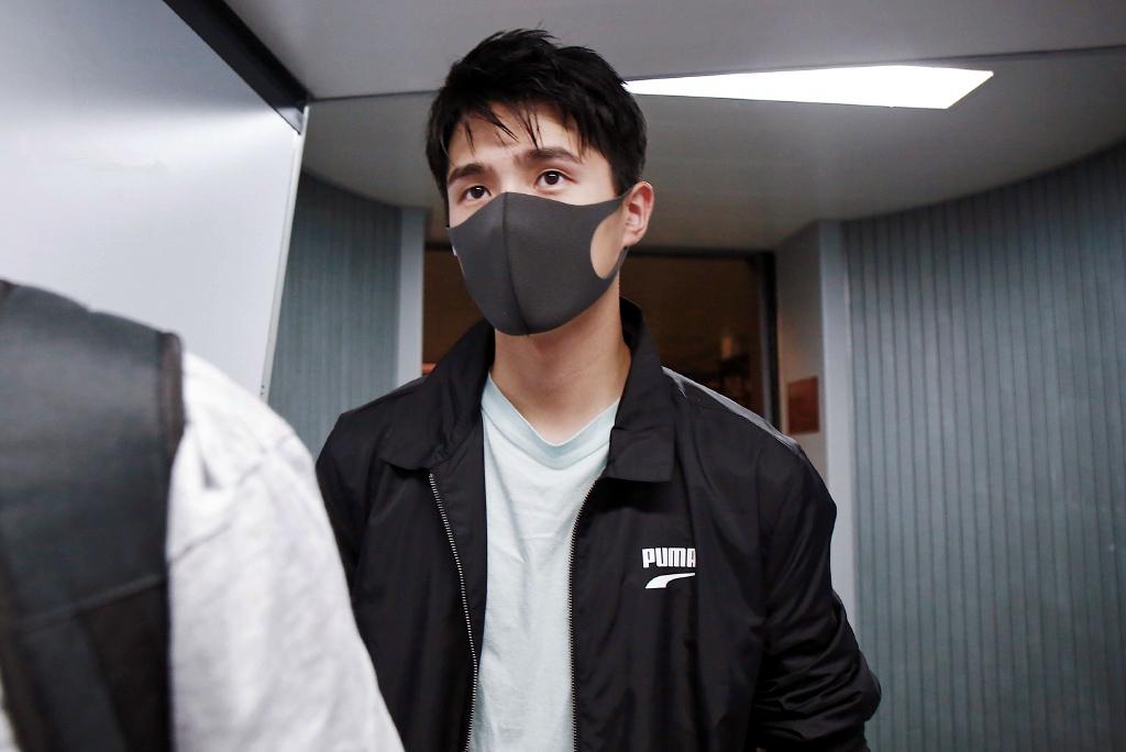 兰陵王同款口罩刘昊然运动型男搭配现身机场清新有活力