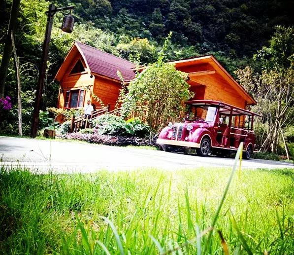 悠悠山水间,清清泉水旁,长顺神泉谷的一栋栋木屋酒店在自然山水的掩映