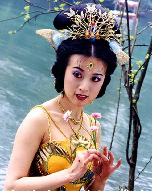 孔雀公主是一个妖怪,但也有人说她是神仙,因为她是 菩萨 的后代,她对