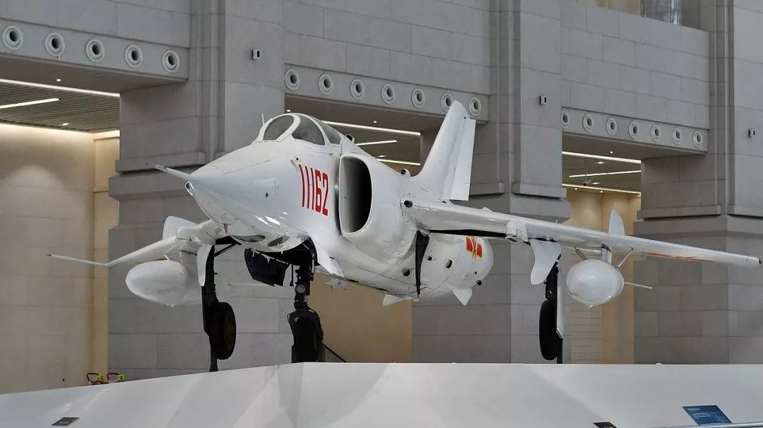 如何评价中国空军的老将:强-5攻击机?答案:空地一体,攻防兼备!_凤凰网