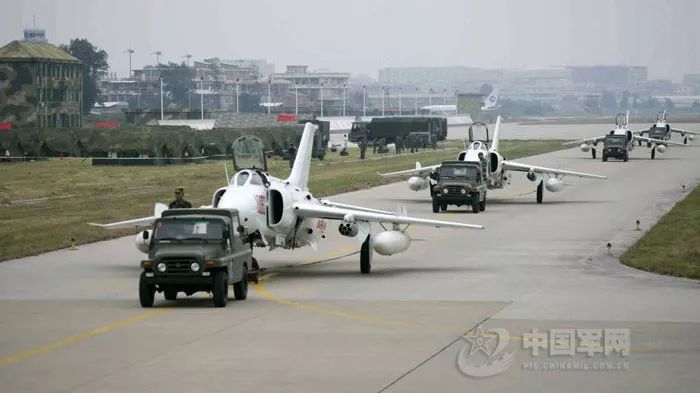 如何评价中国空军的老将:强-5攻击机?答案:空地一体,攻防兼备!_凤凰网