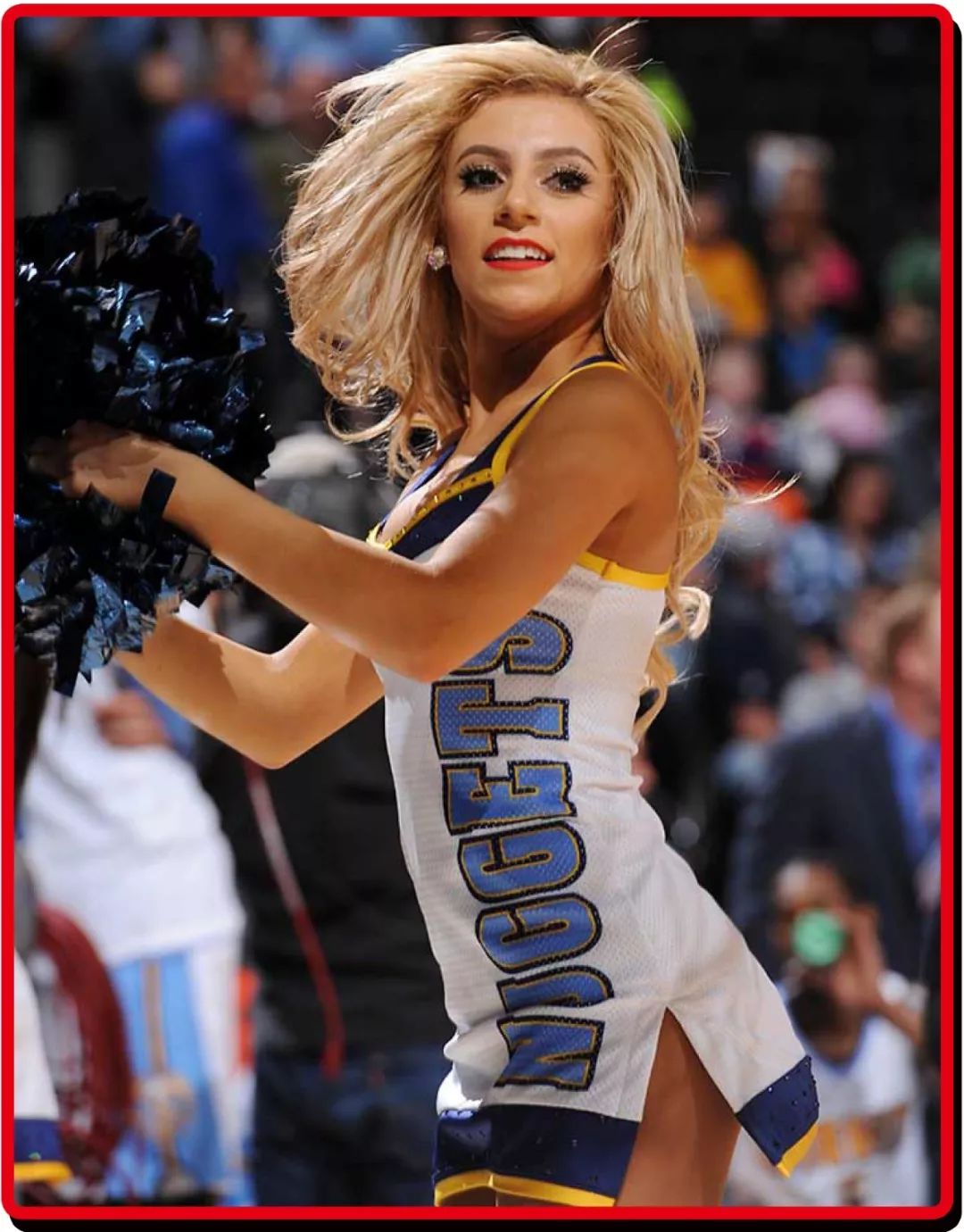 nba拉拉队员在表演时的着装都十分接近泳装比基尼,并且她们还有一个