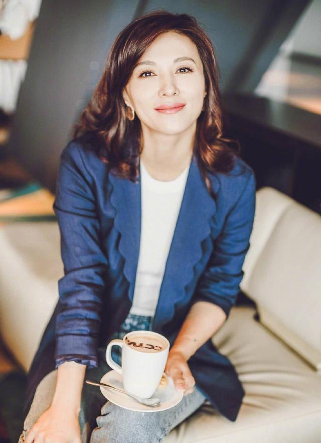 42岁央视美女主持梦桐老公曝光,网友称:原来她每天面对这样的男人